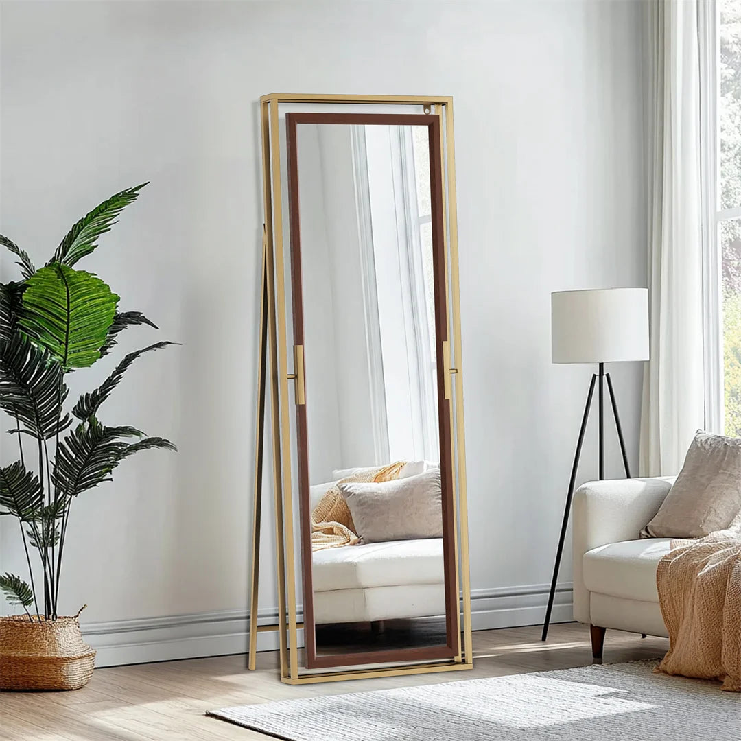 Le miroir pleine longueur doré et en bois d'un style élégant et moderne complète parfaitement le décor chic de ce salon.