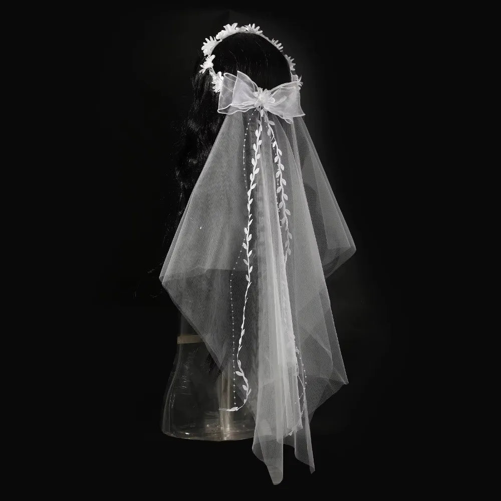voile mariée tulle transparent fleurs blanches noeud ruban romantique femme fond blanc légèrement ondulé