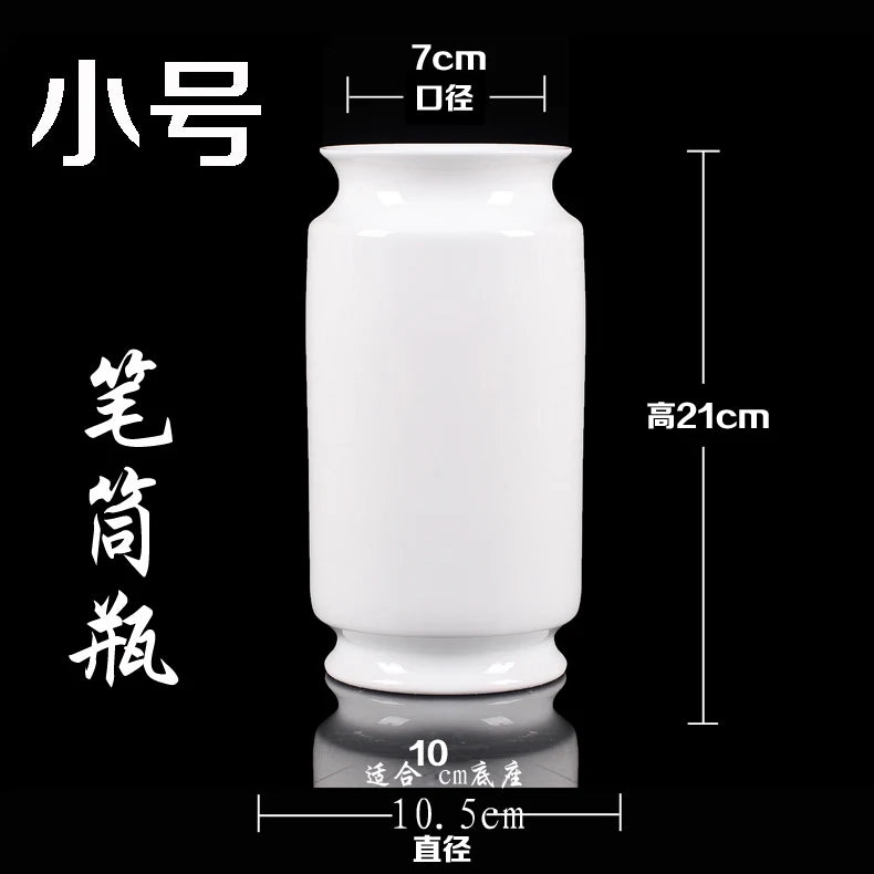 Vase blanc moderne de petite taille avec dimensions affichées.