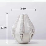 vase moderne noir blanc rayures verticales texture ondulée décoration table arrangement fleurs minimaliste