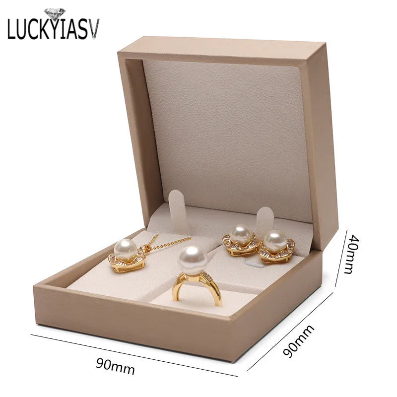 Boîte à bijoux en cuir blanc ouverte avec bagues