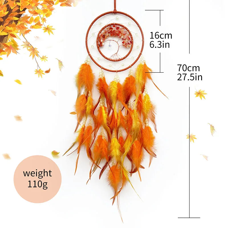 Un superbe capteur de rêves en fibre naturelle, avec un cerceau de bois teint en orange et des plumes rouges, jaunes et blanches qui cascadent de manière gracieuse, formant une décoration murale automnale chaleureuse et apaisante.