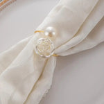 anneaux serviette or argent texture rugueuse moderne fixation minimaliste set table