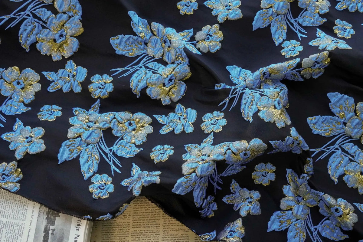 tissu polyester brodé fleurs relief noir vert bleu doré résistant opacité jacquard 165cm fleuri