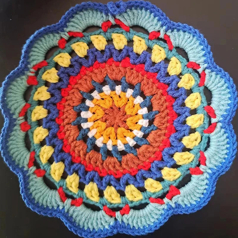 serviettes table crochet motif circulaire couleurs vives main d'oeuvre artisanale pastoral annuel arrière rouleau