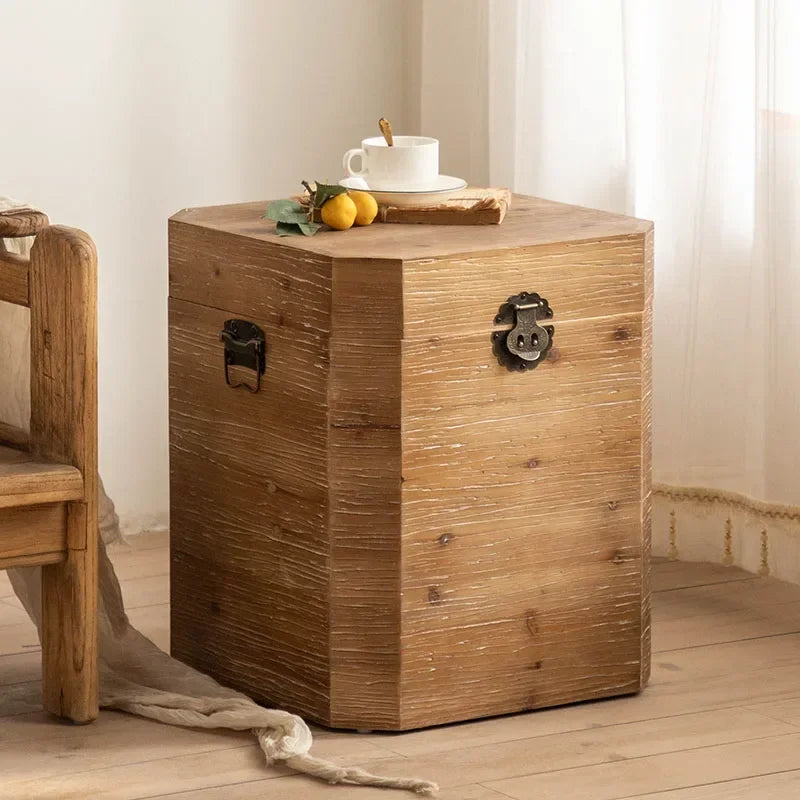 table basse vintage bois vieilli rustique organisation canapé coffre hexagonal aspect industriel