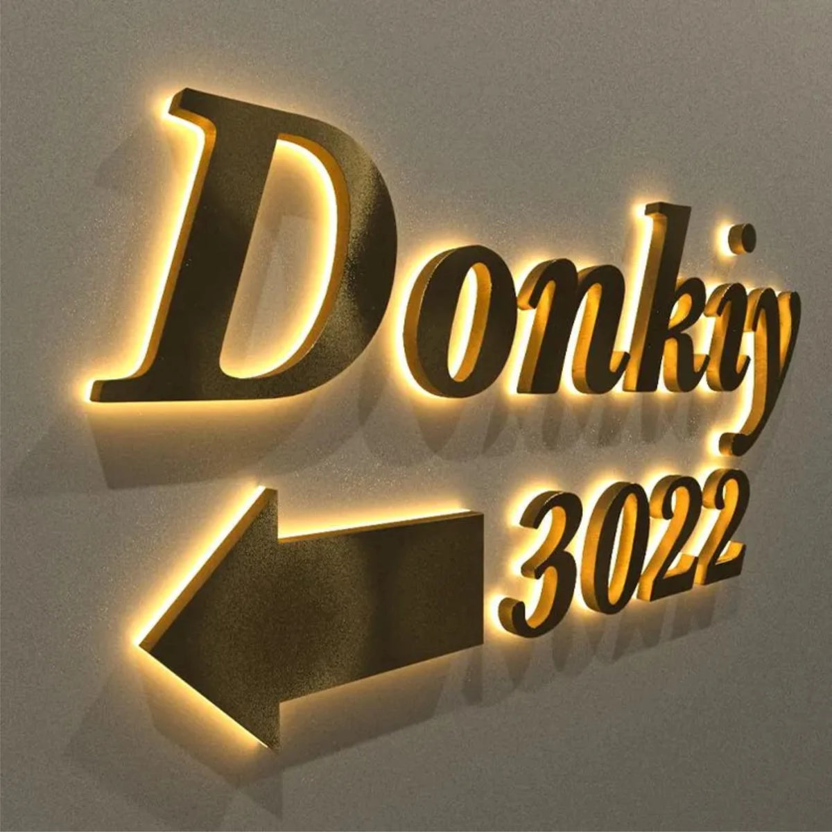 Enseigne lumineuse 3D installée à l'entrée d'un espace professionnel
