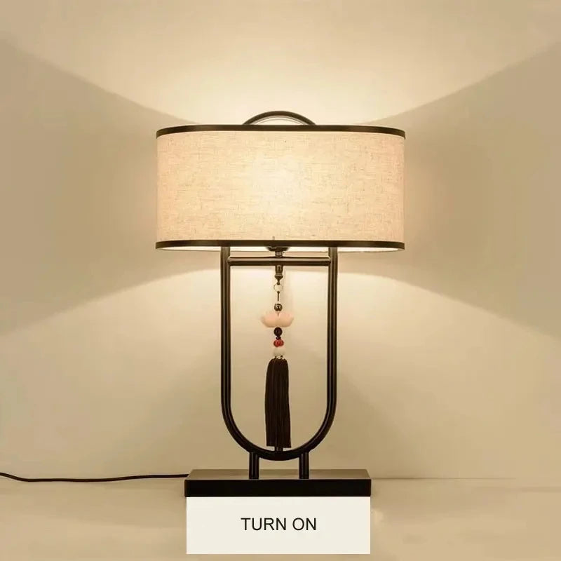 lampe table tissu texturé moderne asiatique pompon abatjour opaque métal noir