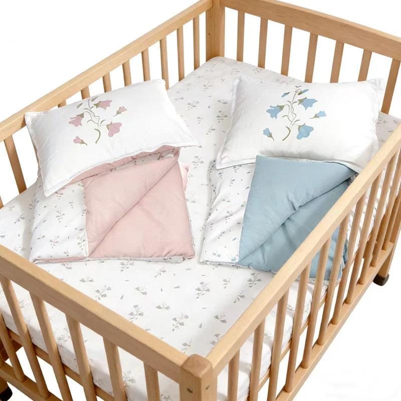 ensemble literie enfant literie bébé blanc rose bleu motifs floraux doux coton