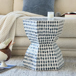 table basse contemporaine bois blanc bleu foncé motifs losanges texturés