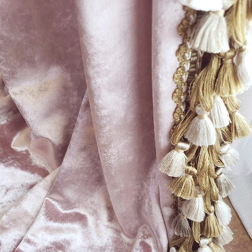rideaux velours rose pâle bleu clair beige franges dorées opaques classiques anneaux métalliques élégants