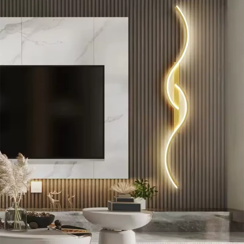 Installation autonome de l'applique murale LED sur un mur blanc