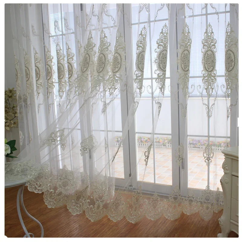 rideau beige clair broderie florale dorée classique romantique anneaux fenêtre salon maison