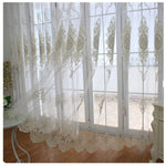 rideau beige clair broderie florale dorée classique romantique anneaux fenêtre salon maison