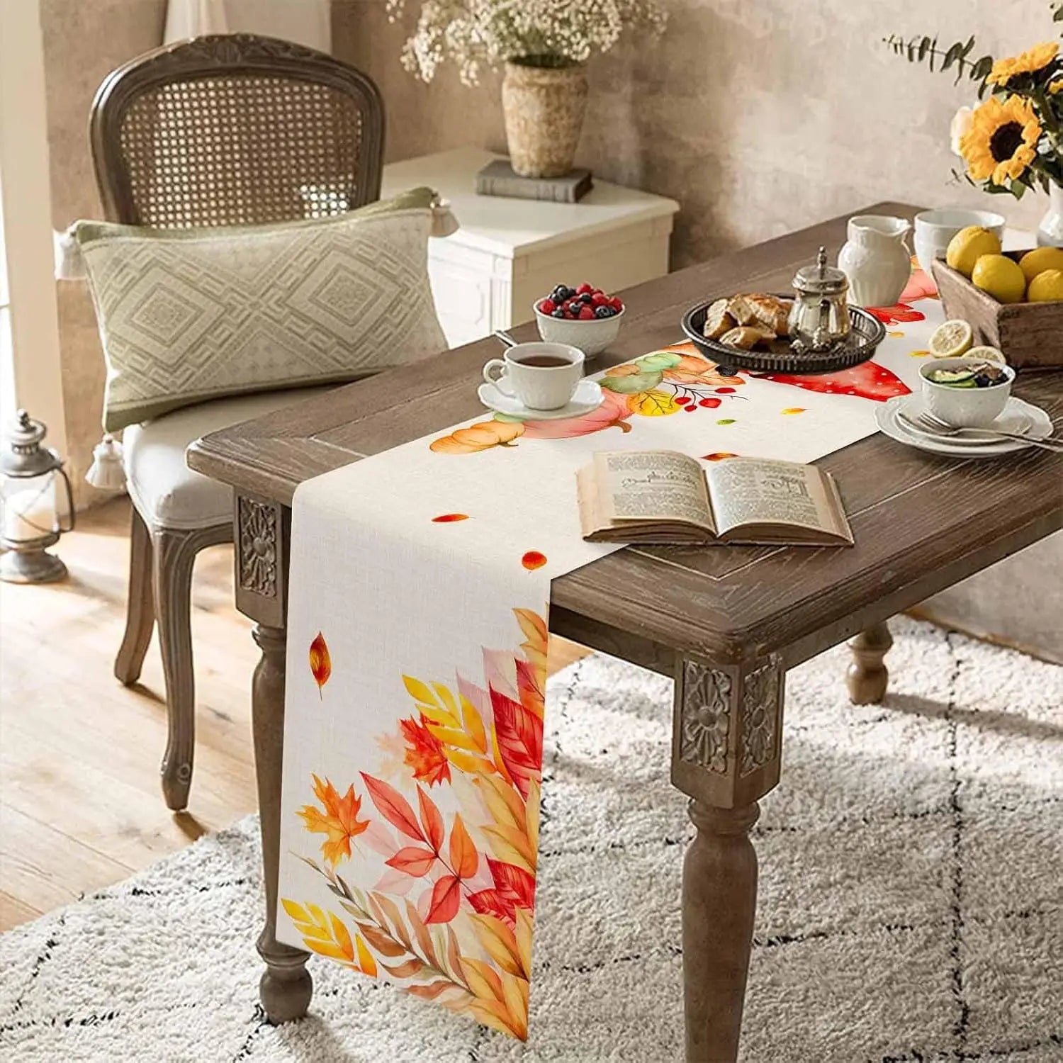 Un délicieux petit-déjeuner servi sur une table en bois, avec un livre ouvert, des fleurs et des baies fraîches, créant une ambiance chaleureuse et accueillante.
