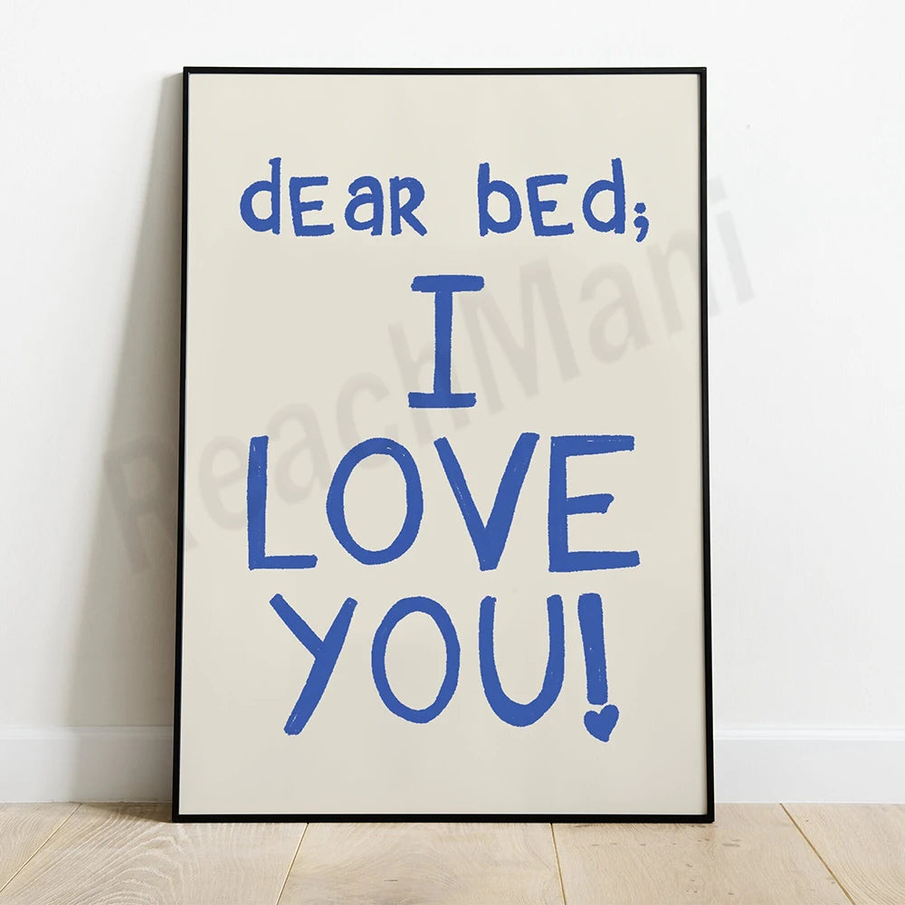 Affiche murale avec le message "dear bed; I love you!" en lettres bleues sur fond blanc.