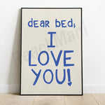Affiche murale avec le message "dear bed; I love you!" en lettres bleues sur fond blanc.