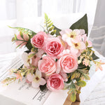bouquet fleurs artificielles violet rose pêche blanc vert feuilles vertes vase transparent décoration intérieure