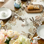 Une table de printemps élégante avec de jolies fleurs, des décorations de Pâques et une délicieuse pâtisserie.