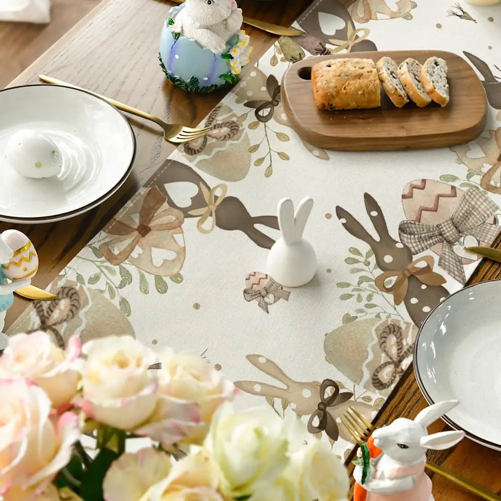 Une table de printemps élégante avec de jolies fleurs, des décorations de Pâques et une délicieuse pâtisserie.