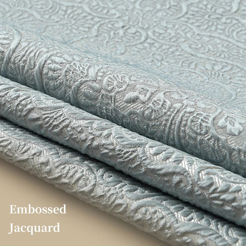 L'image montre un motif embossé élégant sur un tissu jacquard gris, créant un effet textile luxueux et délicat.