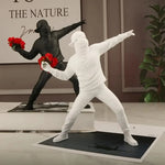 statue moderne banksy lanceur fleurs rouge blanche noire ornement décoration intérieure chambre salon