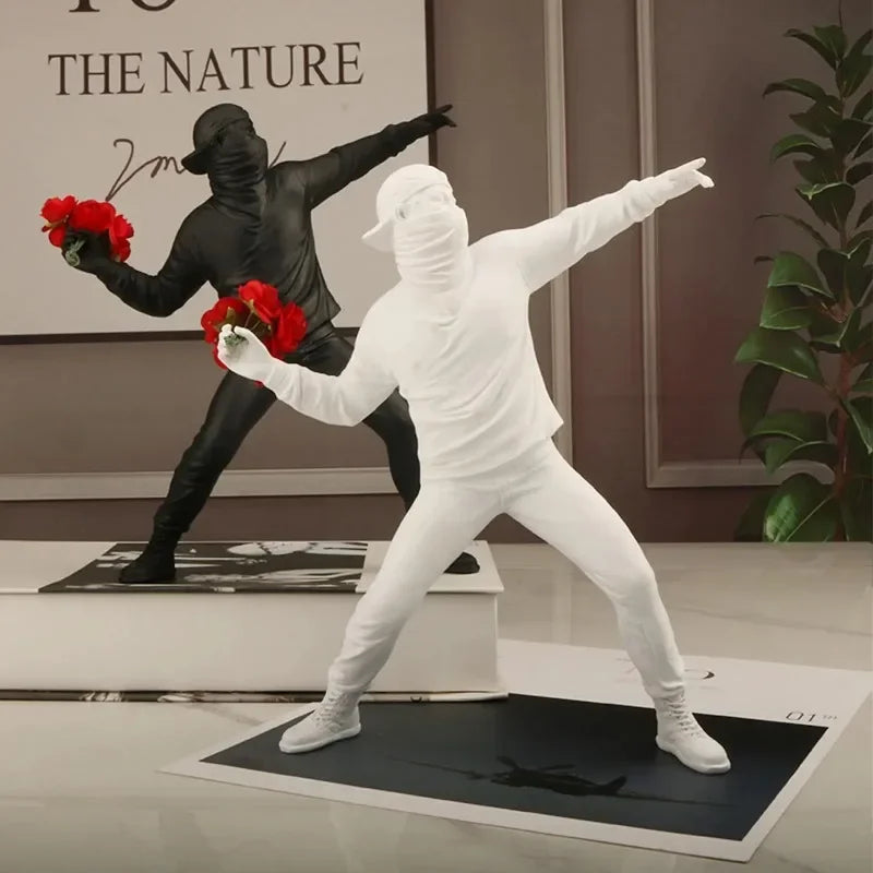 statue moderne banksy lanceur fleurs rouge blanche noire ornement décoration intérieure chambre salon