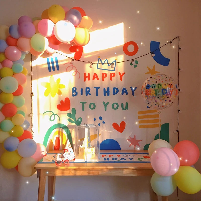 décoration chambre coucher rideau mural happy birthday confettis arc ciel lettres motifs festifs clips