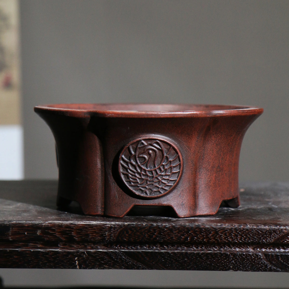 cache pot marron foncé texture bois gravure circulaire finition glacée classique plante verte chambre