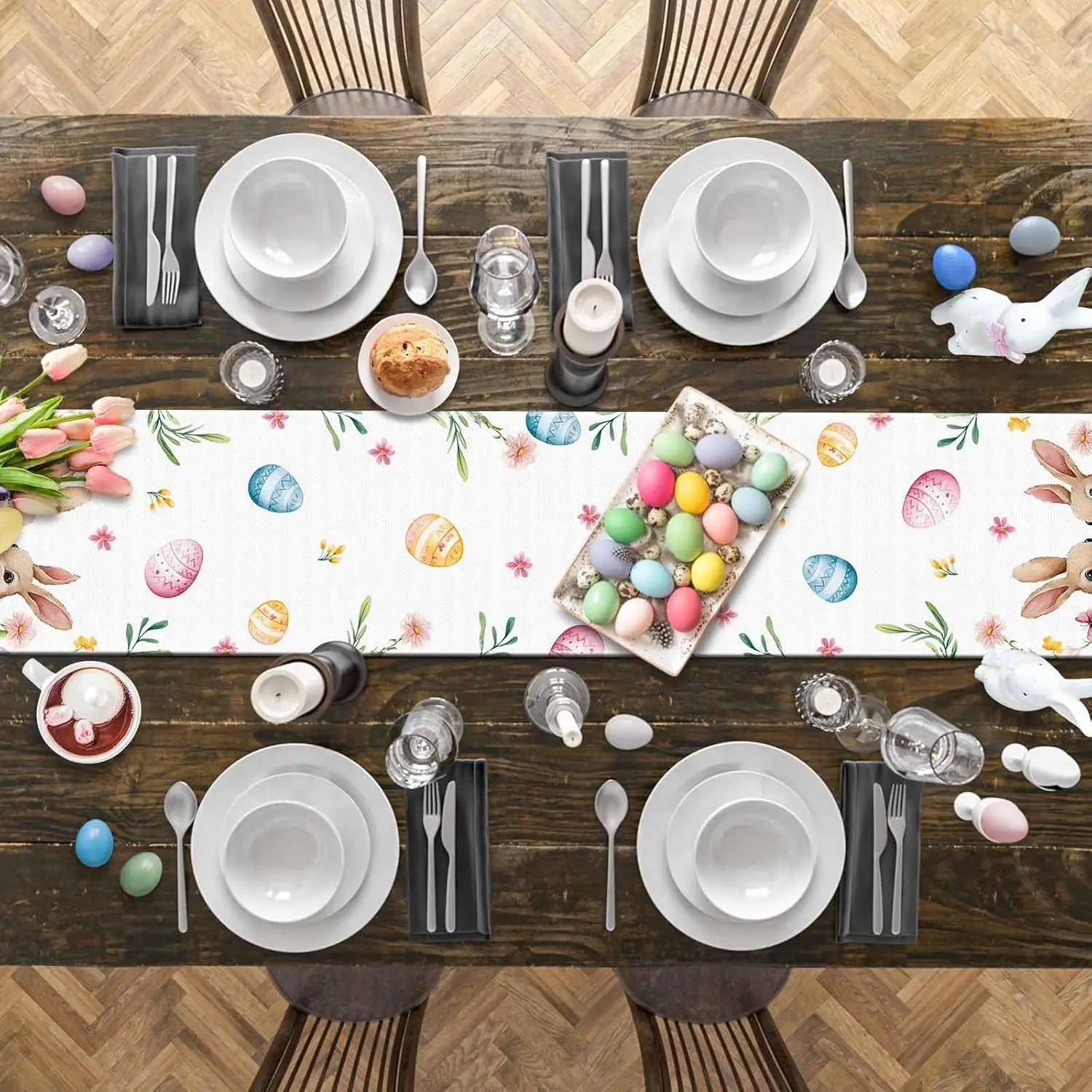Table de fête de Pâques avec décorations, vaisselle et biscuits.