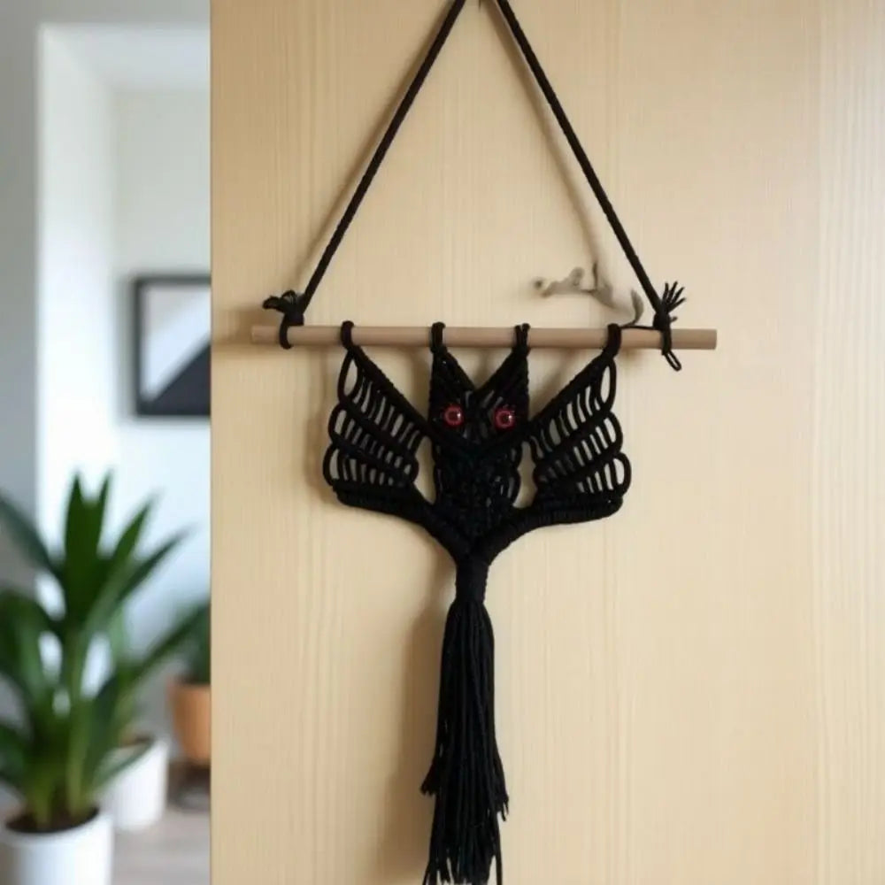 suspension décorative macramé oiseau yeux rouges artisanal noir boho chic barre bois