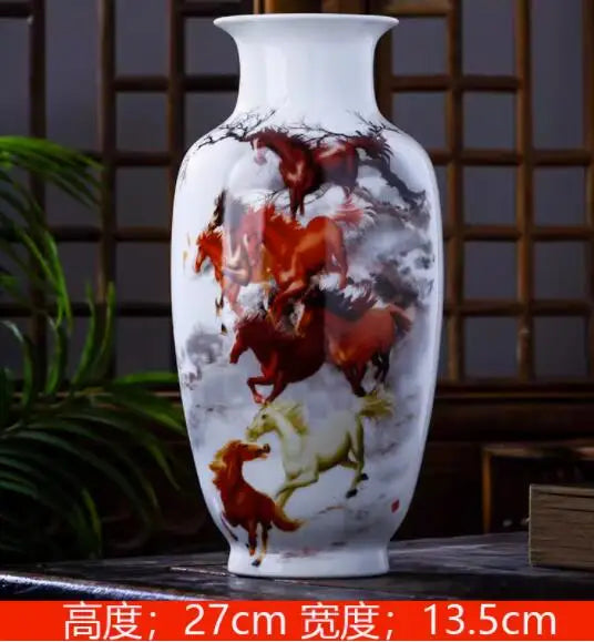 Un magnifique vase décoratif en porcelaine blanche orné de chevaux sauvages aux couleurs vives.