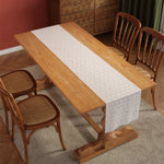 Salle à manger élégante avec une table en bois et des chaises en bois sculptées.