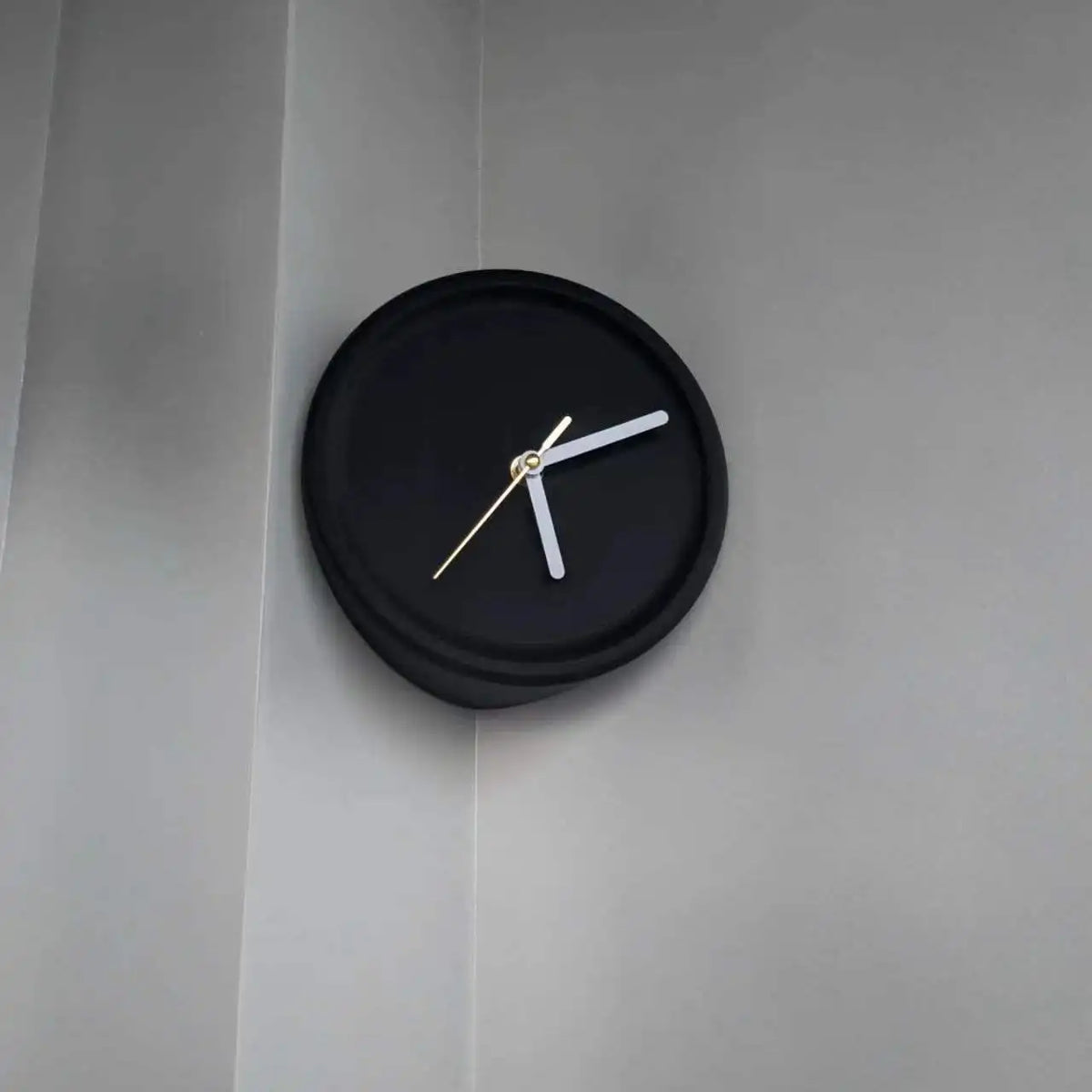 horloge murale rouge moderne aiguille quartz résine fixée sans perforations silencieuseDecorationMurale