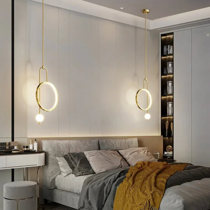 Suspension lumineuse moderne or noir anneaux sphères blanches minimaliste salon chambrehôtel
