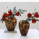 vase moderne imprimé léopard marron noir décoration intérieure arrangement floral pot fleurs terrarium table