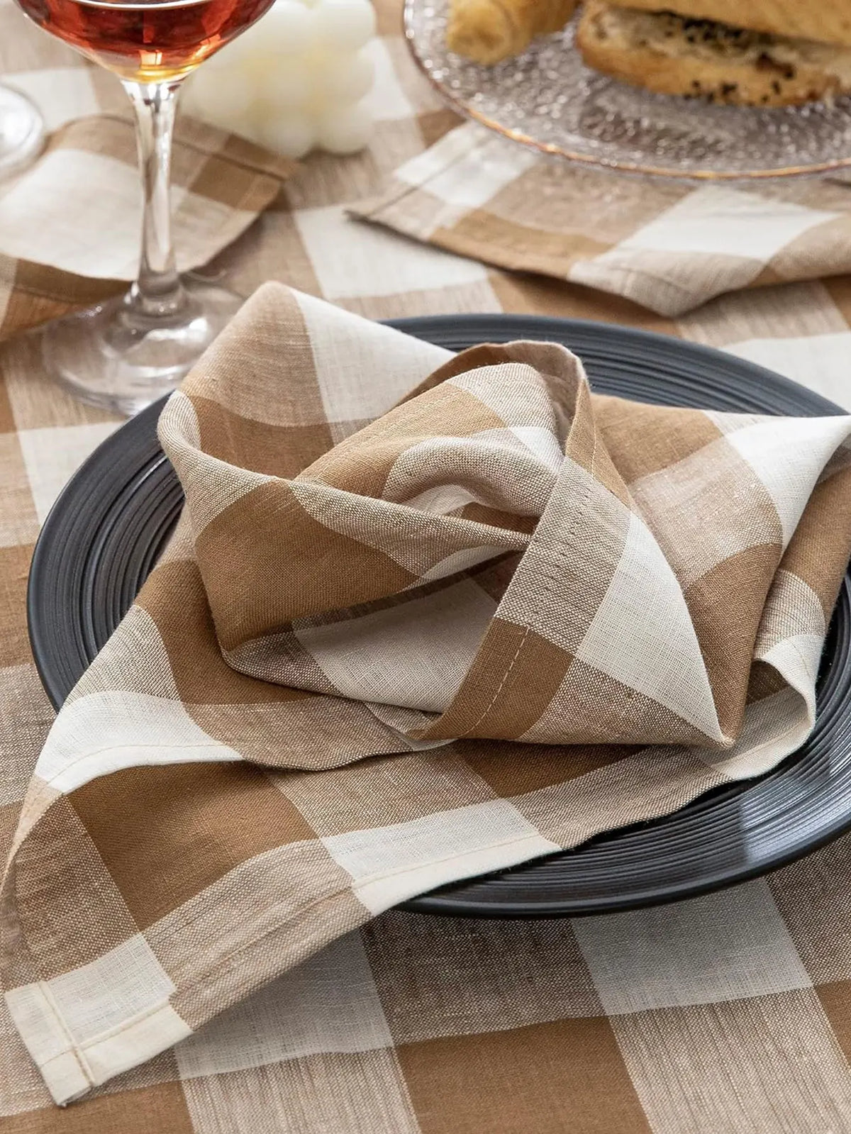 serviettes table carreaux beige blanc marron rouges élégantes réutilisables restaurant maison festive