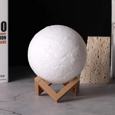 Lampe lunaire LED avec support en bois sur table de chevet
