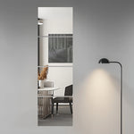 panneau miroir acrylique moderne rayures noires blanc gris adhésif décoration salon porte garde robe
