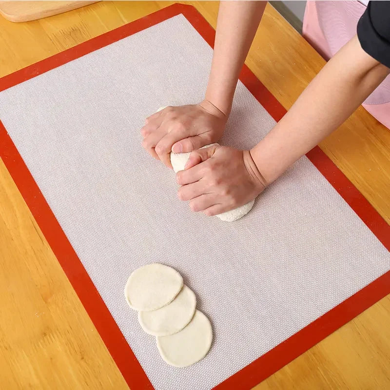 tapis cuisson silicone texturé blanc bord rouge moderne cuisine pâtisserie facile utilisation nettoyage résistant
