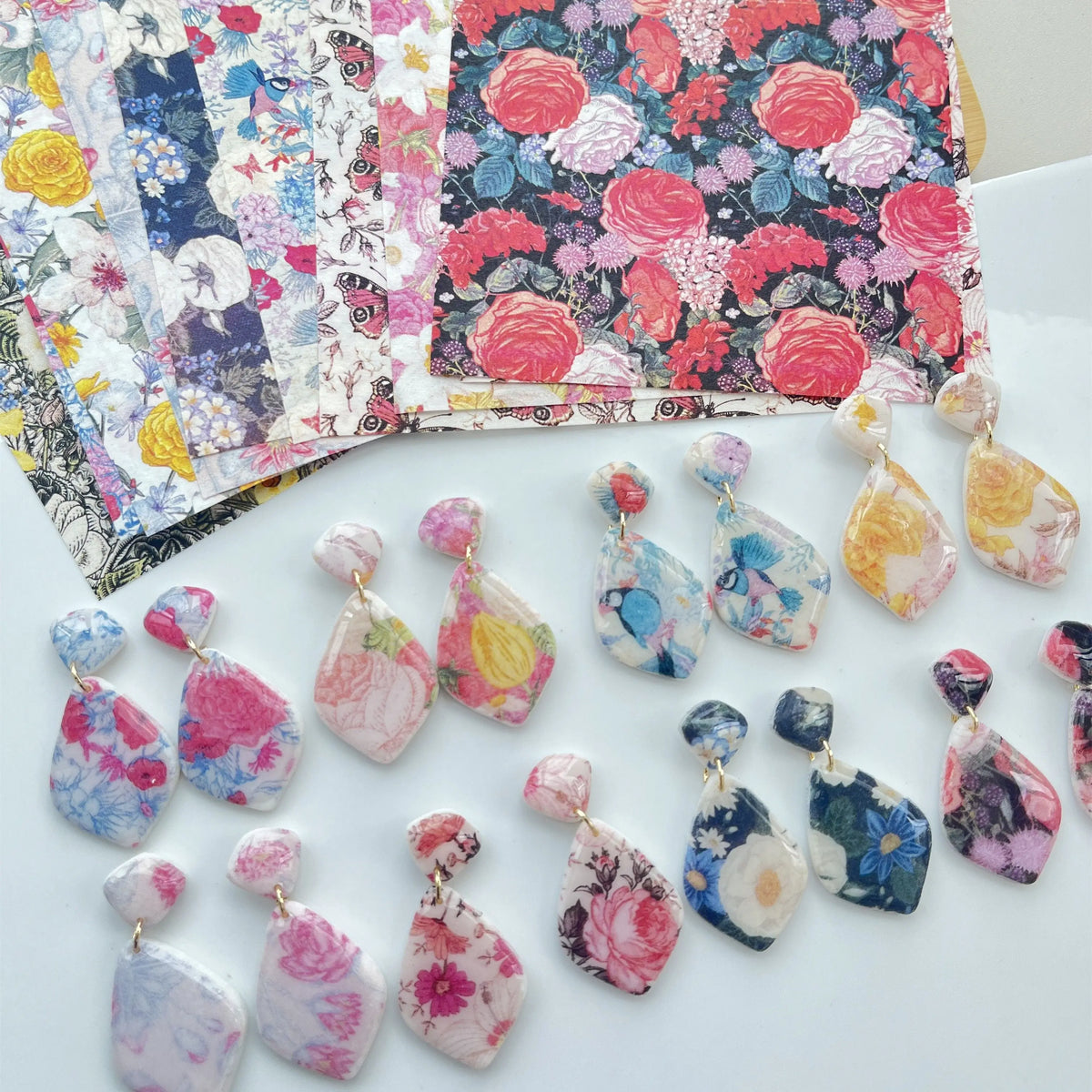 boucles d'oreilles multicolores fleurs papillons moderne fixations bijoux colorées