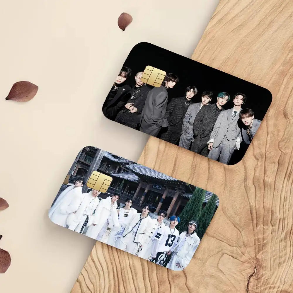 étui carte bancaire kpop strays moderne noir gris blanc personnes costumes formels minimaliste
