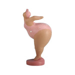 statues yoga contemporaines humoristiques résine rose beige points blancs texture mat opaques
