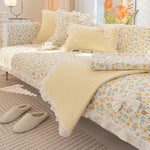 Douce et chaleureuse chambre aux teintes crème et florales, avec des coussins et une couverture en coton, reflétant un style cosy et romantique.