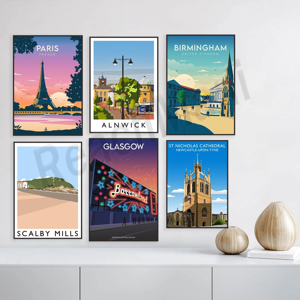 Affiche de villes populaires, notamment Paris, Alnwick, Birmingham, Glasgow, Scalby Mills et la cathédrale St Nicholas de Newcastle-upon-Tyne, présentées dans un style graphique vintage attrayant.