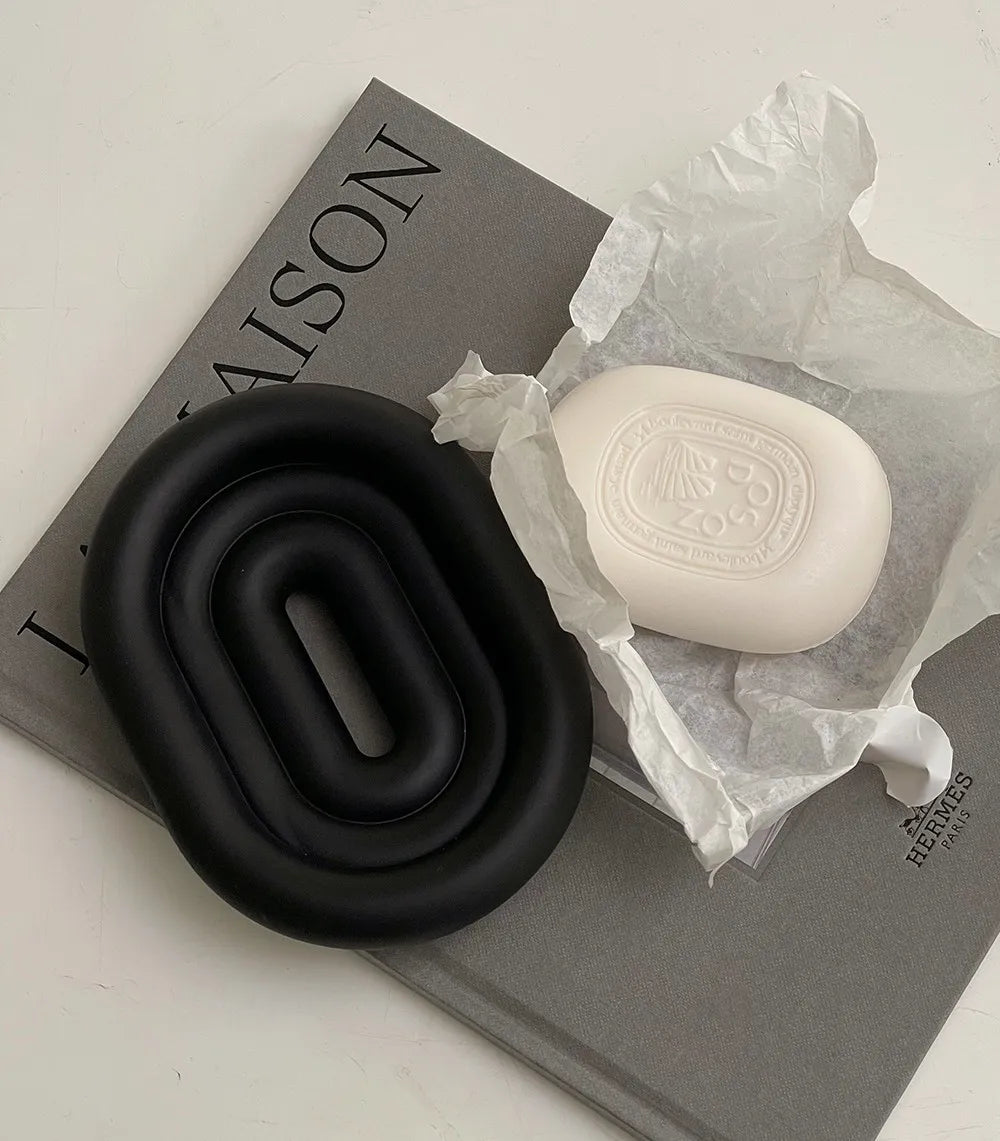 plateau noir savon blanc flacon cosmétique sculpture blanche livre hermes parfum diffuseur bouchon noir