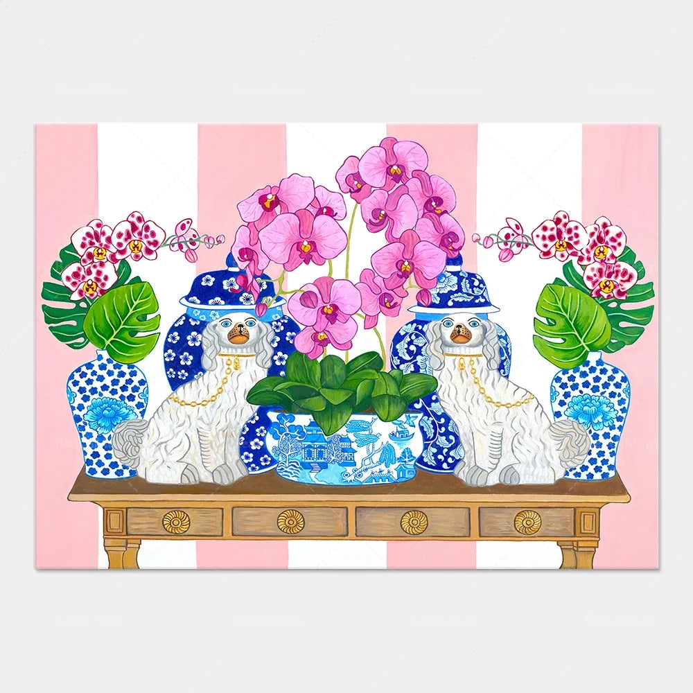 Cette image représente un arrangement floral avec de belles orchidées roses épanouies, entourées de feuilles tropicales verdoyantes, de vases chinois décorés, et de statuettes en porcelaine blanche. Le tout est disposé avec élégance sur une table en bois.