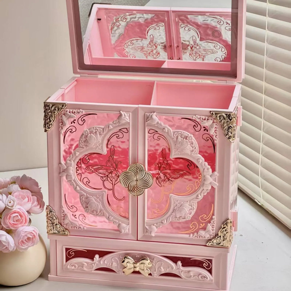 armoire bijoux blanc rose ornements floraux compartiments poignées décoratives classique baroqueversible lumière cosmétiques