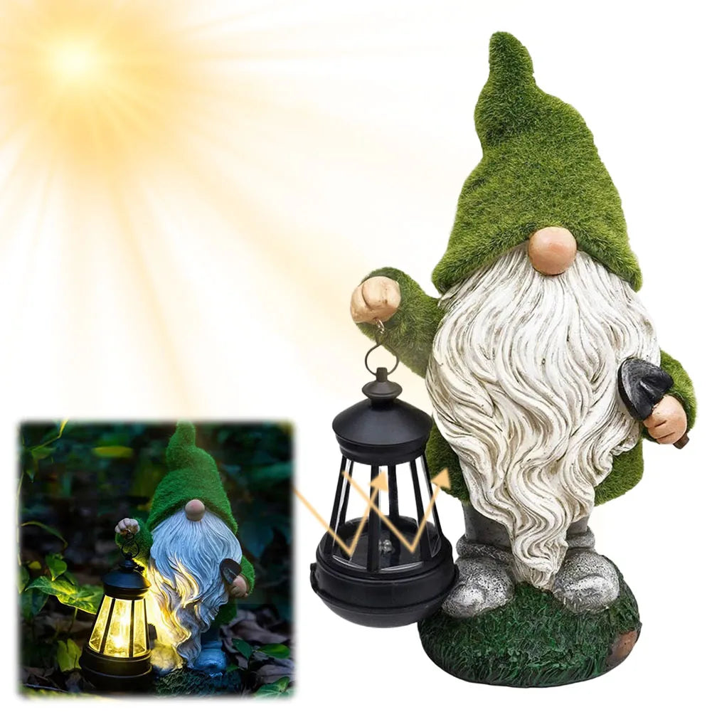 statue gnome decoratif jardin resine vert blanc marron lanterne hache texture mousse rustiqueextérieur