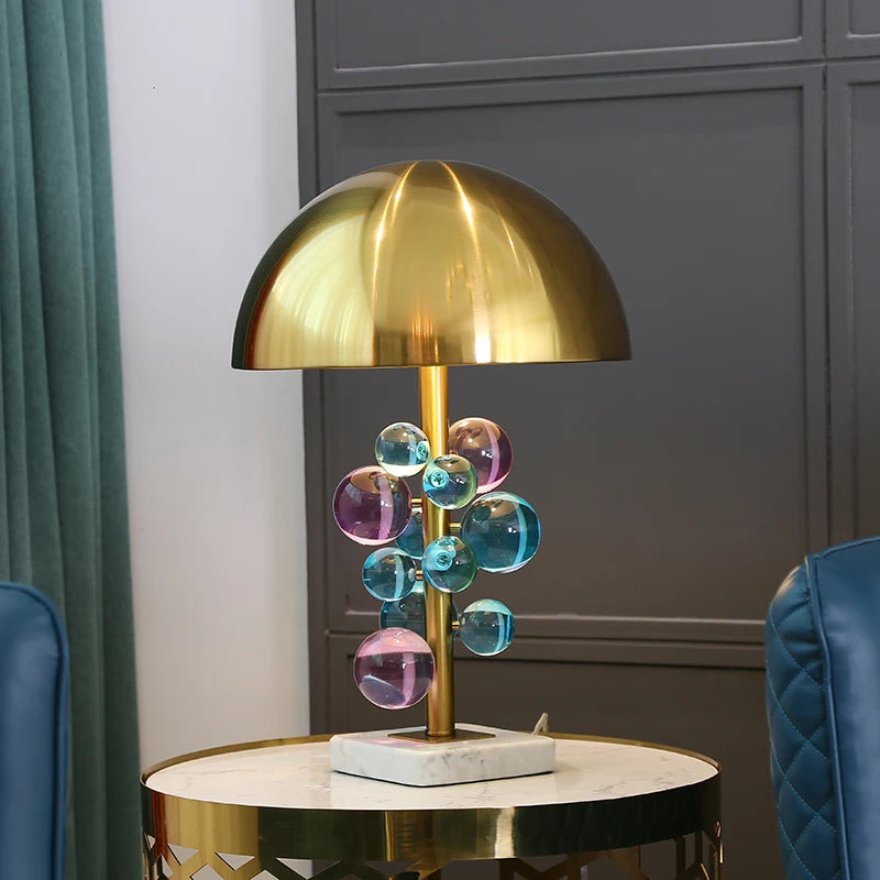 Vue de côté de la lampe champignon avec corps blanc et fer plaqué
